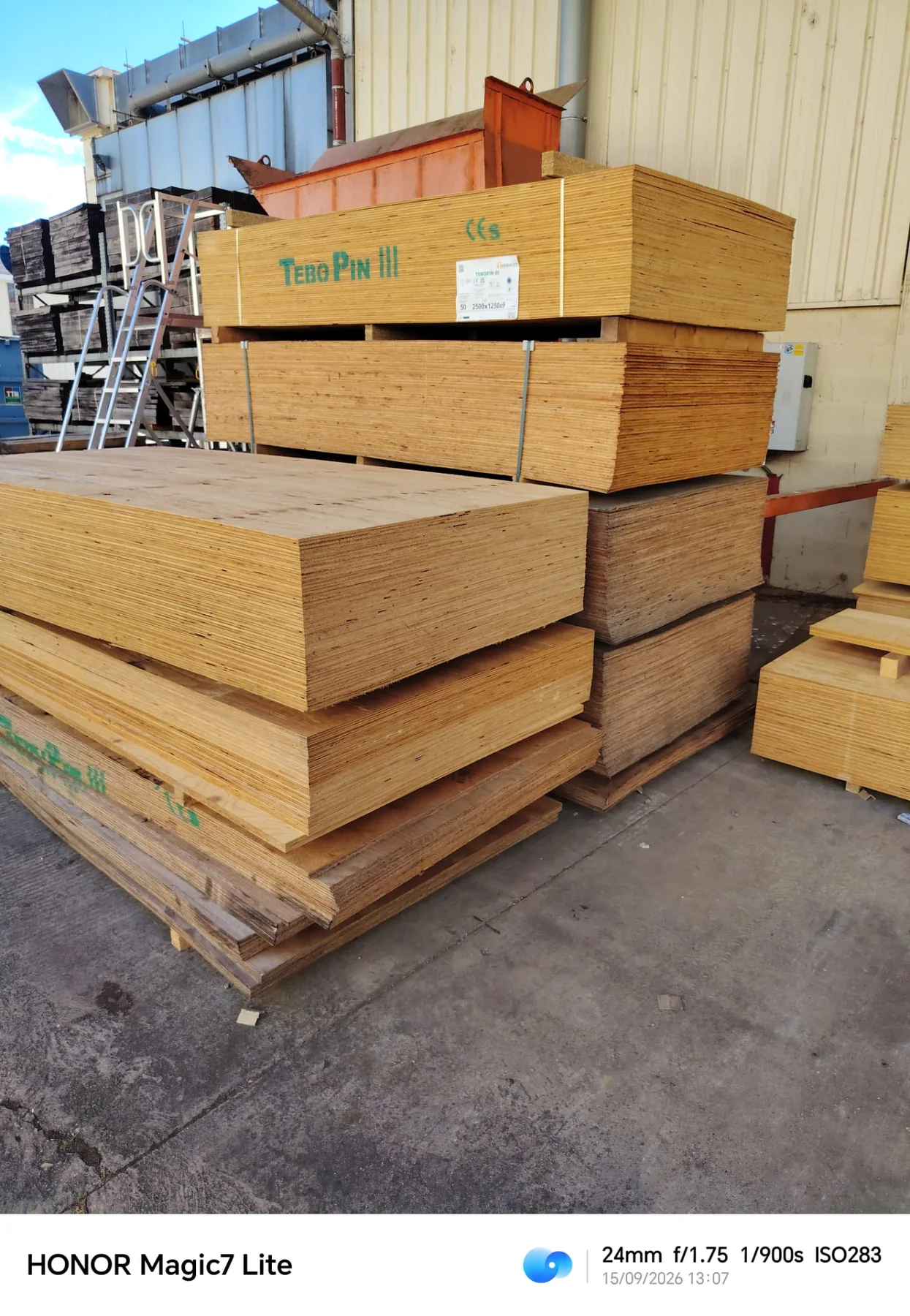 Panneaux OSB 3 en grandes dimensions stockés sur palettes