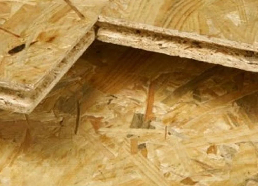 Détail d’un panneau OSB 3 rainuré-languetté avec profil de rive