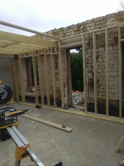 Chantier de rénovation en ossature bois avec panneaux OSB
